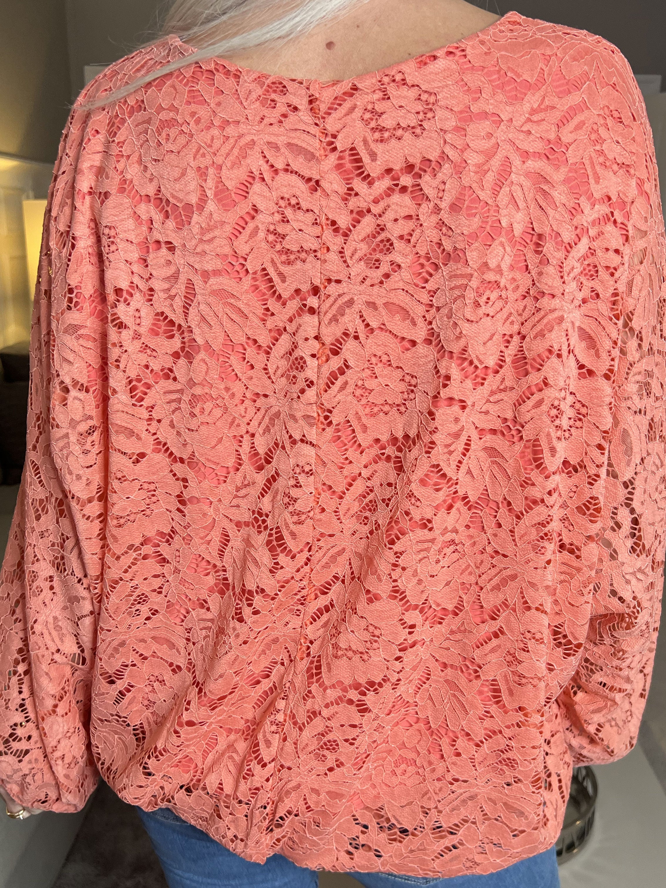 Destiny Lace - Bluse i blonde med flagermusærmer